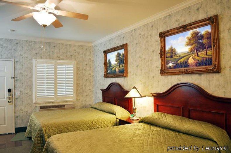 Grass Valley Courtyard Suites Стая снимка